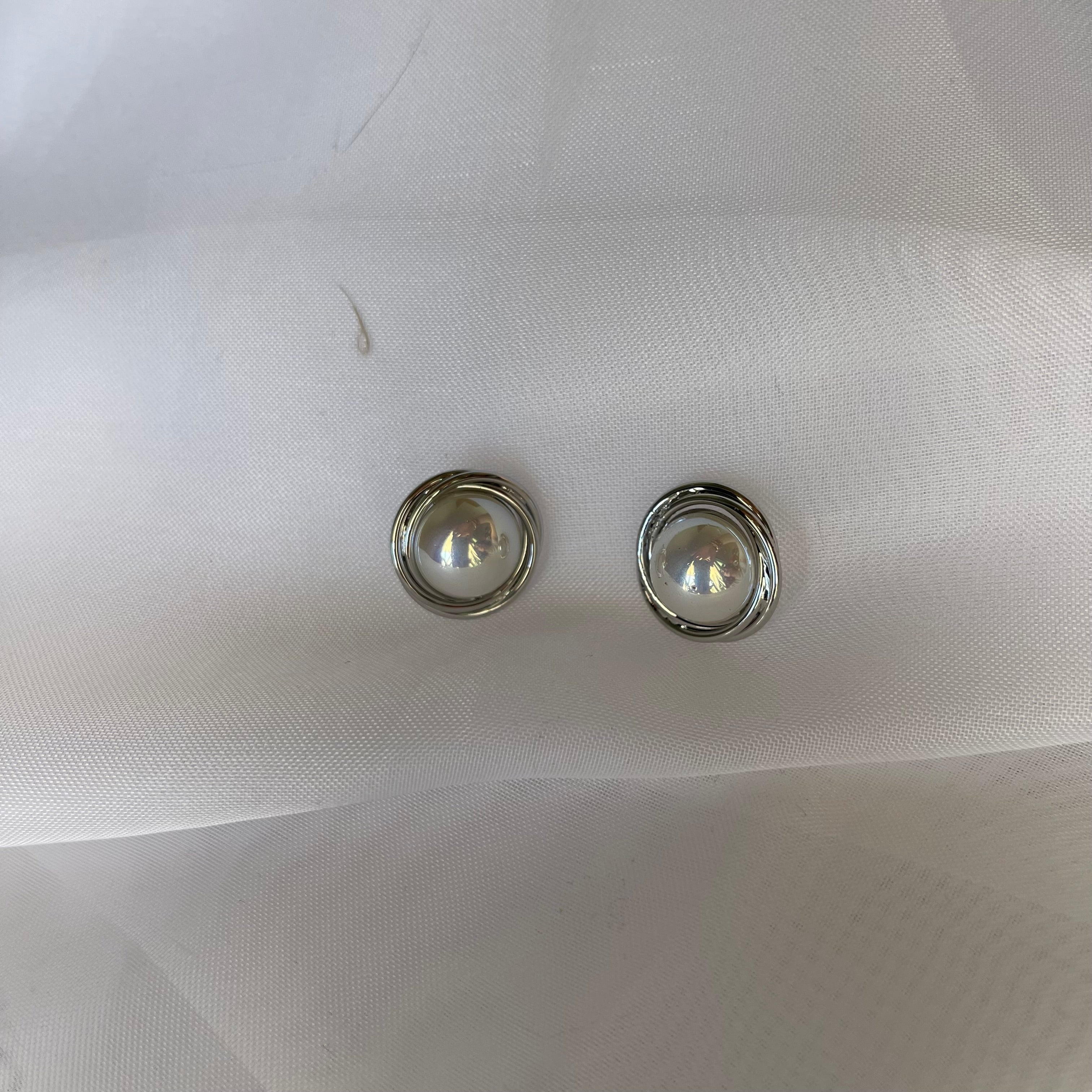 Aretes con perla plateados