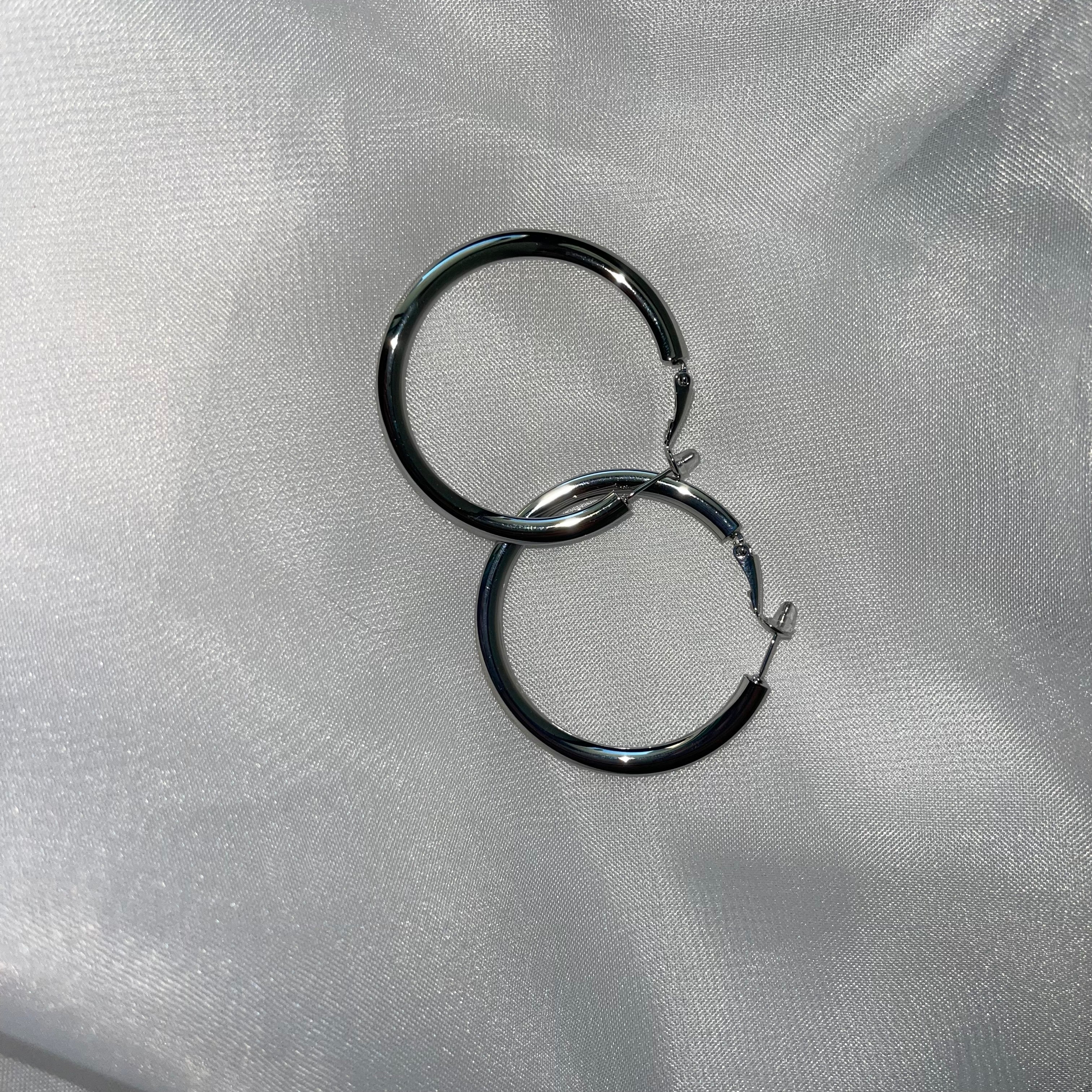 Aretes arracada mediana delgada