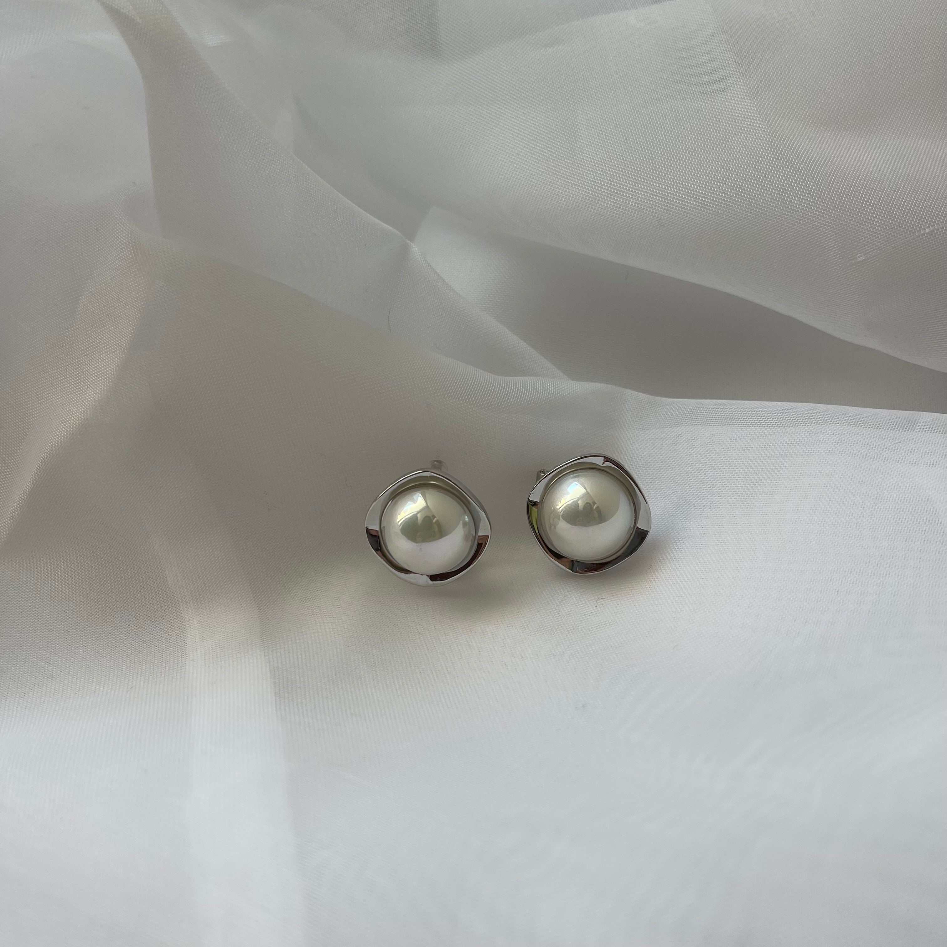Aretes con perla plateados