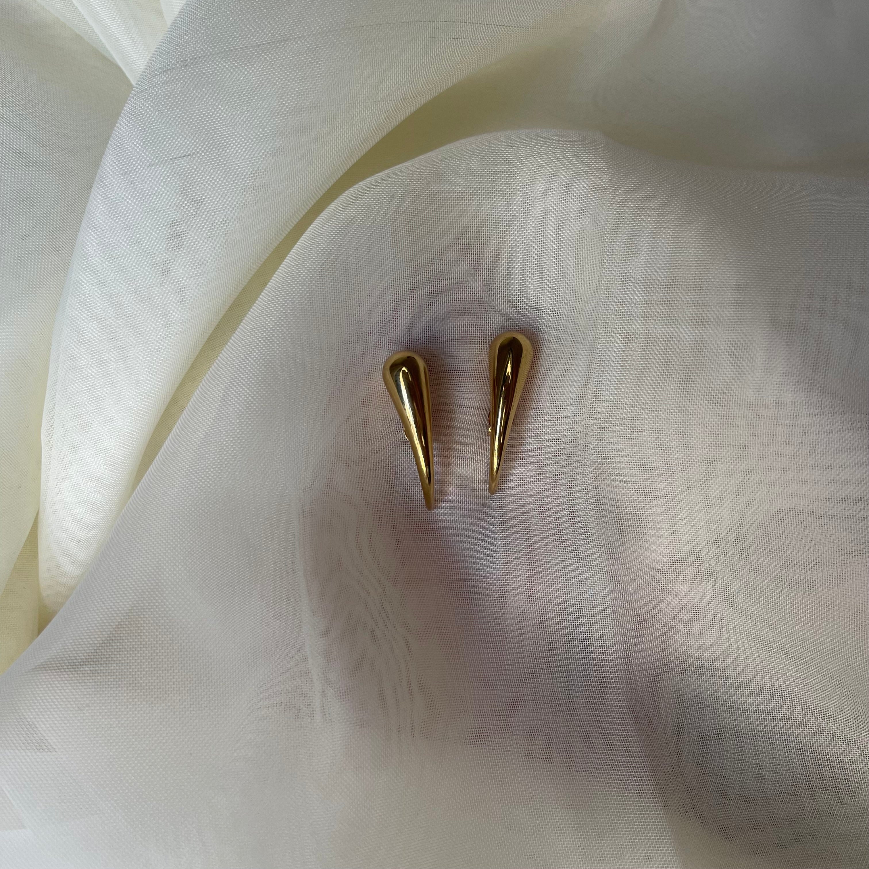 Arete gota larga oro