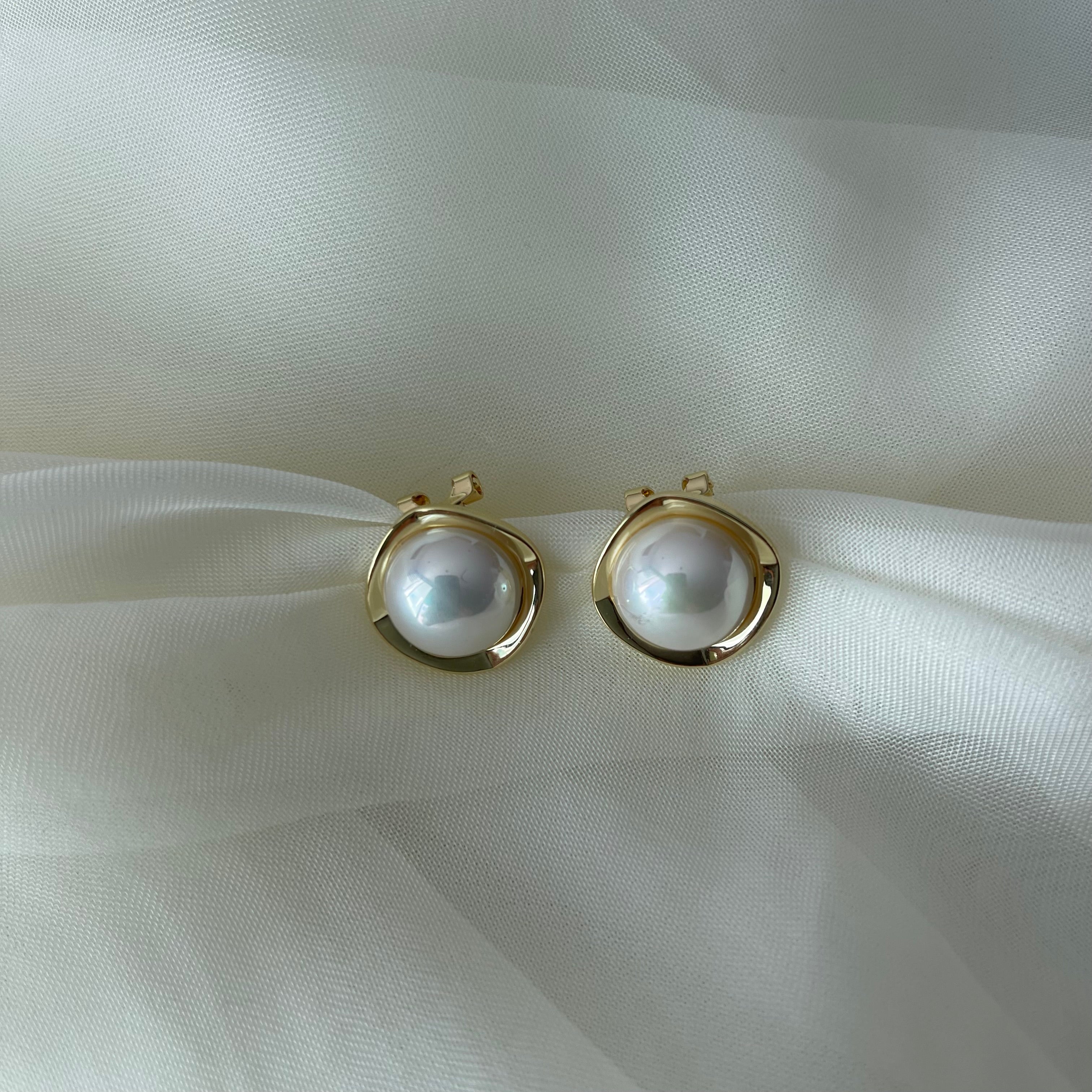 Arete perla borde de oro