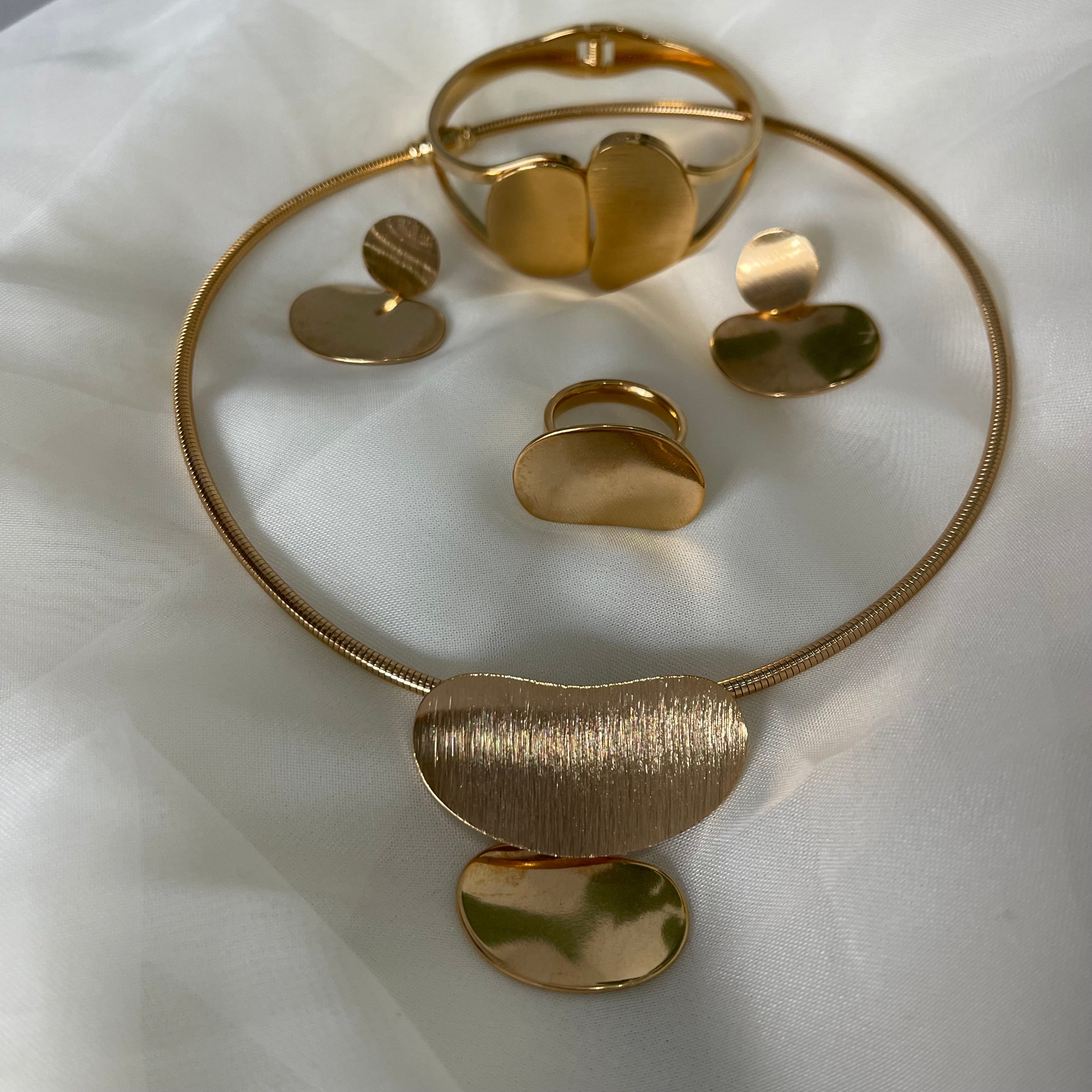 Collar 5 piezas almendra oro