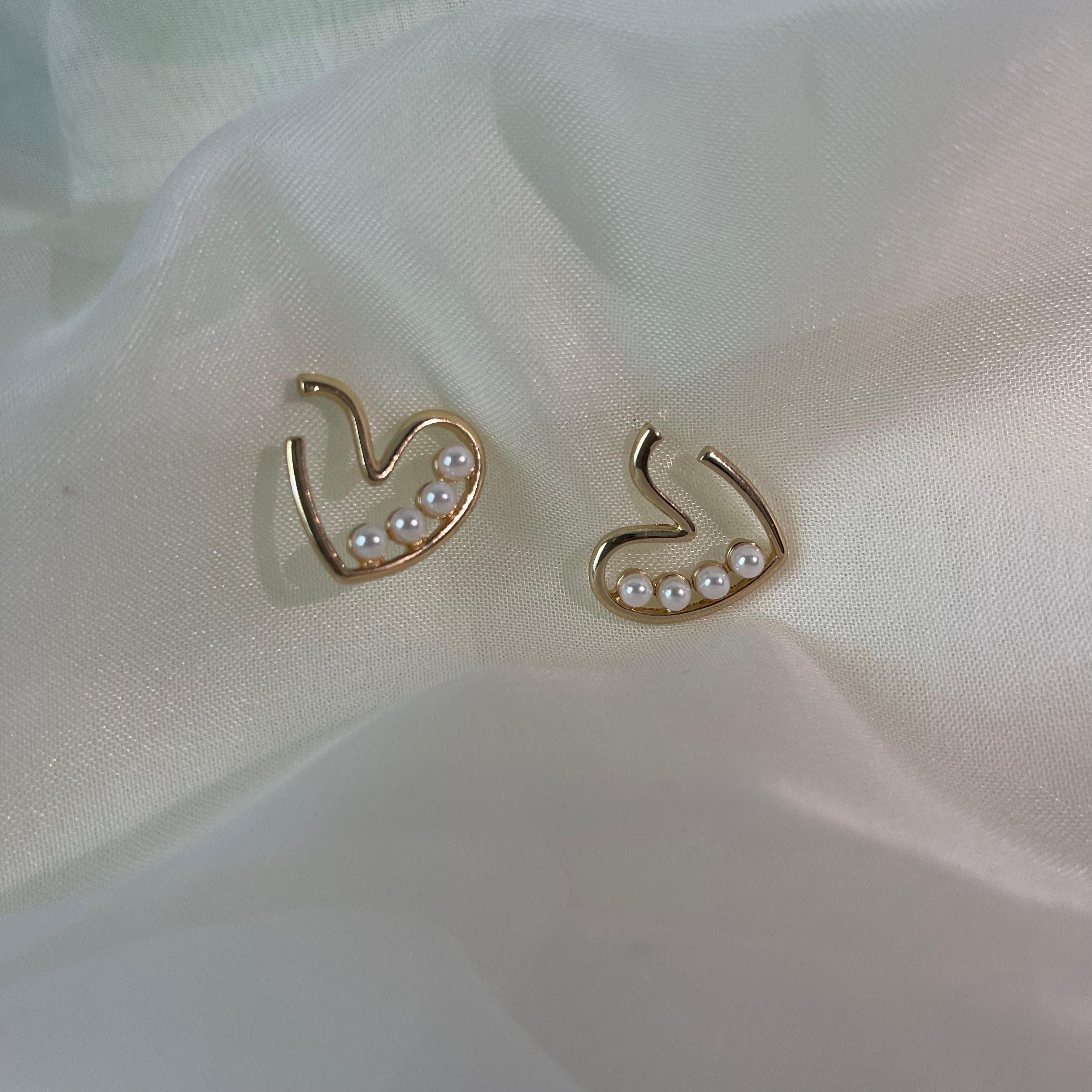 Aretes corazón con perlas